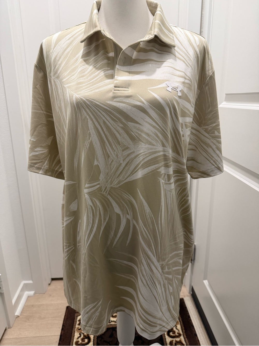 Under Armour Men’s XL Golf Polo Beige Palm Print HeatGear Stretch Shirt
